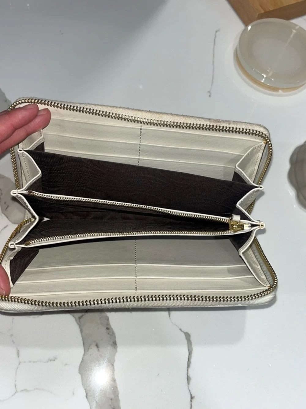 Gucci Beige GG Supreme Zip-Around Wallet with Gold Horsebit - Picture 2 of 2